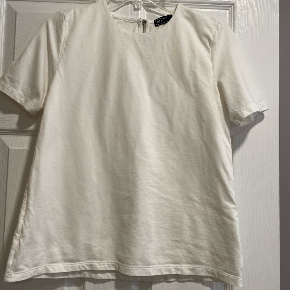 Gap top. Size Medium Petite.